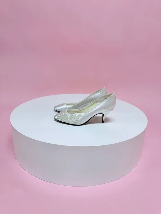 Elegant Vintage Ivory Satin Pointed Toe Pumps with Beaded Detail - Picture 4 of 9